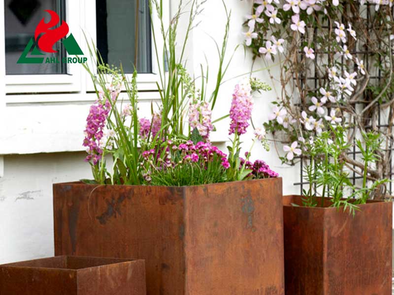 <h3>Planter Banter: A DIY Metal Planter Makeover in Under an Hour</h3>
